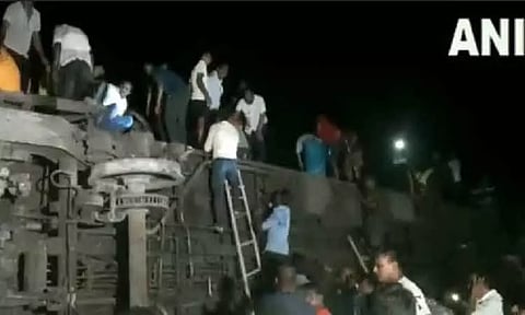 ஒடிசா ரெயில் விபத்து - தமிழக அரசு சார்பில் உதவி எண்கள் அறிவிப்பு