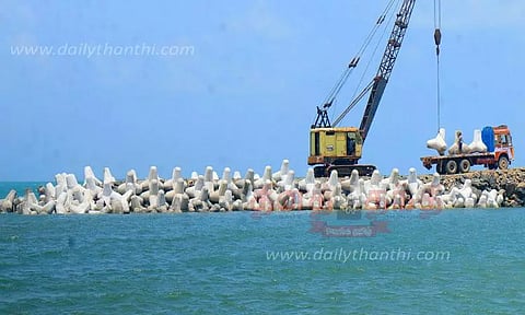 மண்டபம் வடக்கு, தெற்கு கடல் பகுதியில் தூண்டில் வளைவு கட்டும் பணி மும்முரம்