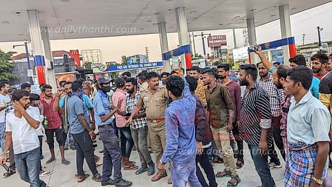 சூளகிரியில் தண்ணீர் கலந்த பெட்ரோல் விற்பனை?வாடிக்கையாளர்கள் முற்றுகையால் பரபரப்பு