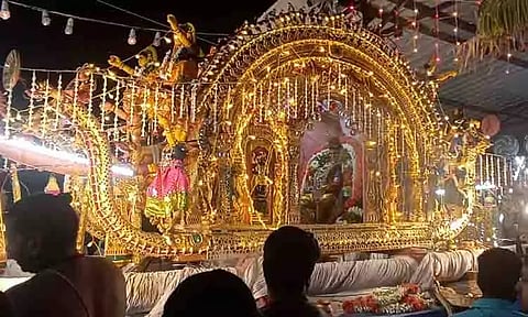 புஞ்சைசங்கேந்தியில் தங்கப்பல்லக்கில் சுவாமி வீதி உலா