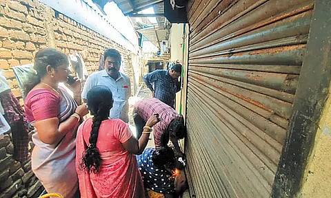 சட்டவிரோதமாக செயல்பட்ட 77 மதுபான பார்களுக்கு 'சீல்' - வருவாய்த்துறையினர் அதிரடி நடவடிக்கை