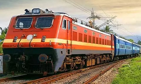 மீஞ்சூர் ரெயில் நிலையத்தில் ரெயில்வே கேட் மூடாததால் ரெயில் நிறுத்தம் - 30 நிமிட சேவை பாதிப்பு