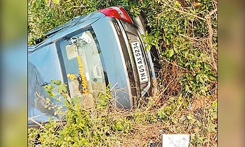 ஆவடி அருகே மொபட் மீது மோதிய கார் சாலையோர பள்ளத்தில் கவிழ்ந்தது - 4 பேர் காயம்