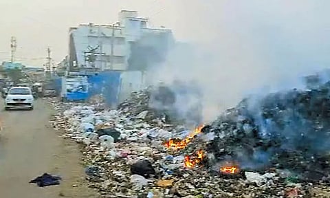 ஊரப்பாக்கத்தில் குப்பை கிடங்கு கரும்புகை மூட்டத்தால் பொதுமக்கள் அவதி - அதிகாரிகள் நடவடிக்கை எடுக்க கோரிக்கை