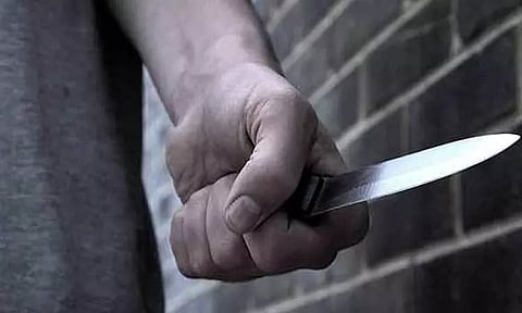 எலக்ட்ரீசியனை கத்தியால் வெட்டி பணம் பறிப்பு - 3 பேர் கொண்ட கும்பலுக்கு வலைவீச்சு