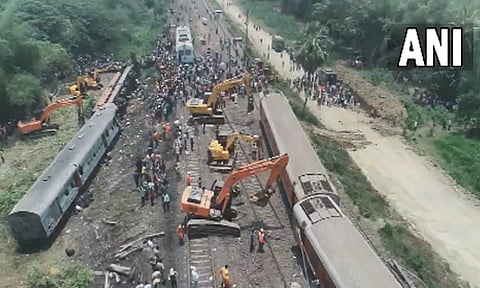 விபத்துக்குள்ளான ரெயில்களின் பெட்டிகள், கிரேன் உதவியுடன் அகற்றும் பணிகள் விறுவிறுப்பு