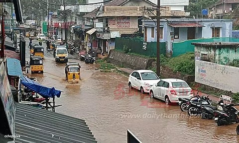 சாலையில் தேங்கி நிற்கும் மழைநீர்