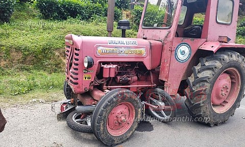 மோட்டார் சைக்கிள் மீது டிராக்டர் மோதி தந்தை, மகன் படுகாயம்