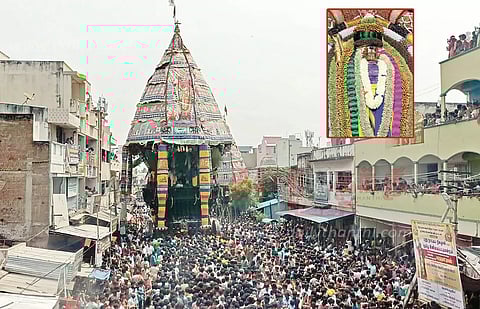 திருச்செங்கோட்டில் அர்த்தநாரீஸ்வரர் கோவில் தேரோட்டம் திரளான பக்தர்கள் வடம்பிடித்து இழுத்தனர்