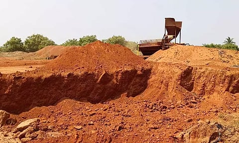 அளவுக்கு அதிகமாக பள்ளம் தோண்டி கூழாங்கற்களை கடத்தி வரும் கும்பல்