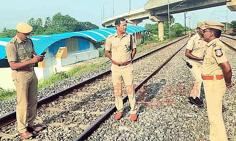 தண்டவாளத்தில் டயர் வைத்தவர்களை பிடிக்க 5 தனிப்படைகள் அமைப்பு