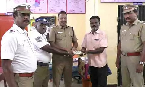 டிரைவர் தவறவிட்ட பணத்தை மீட்டு ஒப்படைத்த போலீஸ் ஏட்டு
