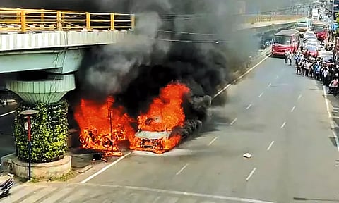 அடையாரில் நடுரோட்டில் தீப்பிடித்து எரிந்த கார் - 5 மோட்டார் சைக்கிள்களும் நாசம்