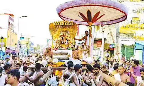 காஞ்சீபுரம் வரதராஜ பெருமாள் சேஷ வாகனத்தில் வீதியுலா - பாதியில் திரும்பியதால் பக்தர்கள் ஏமாற்றம்