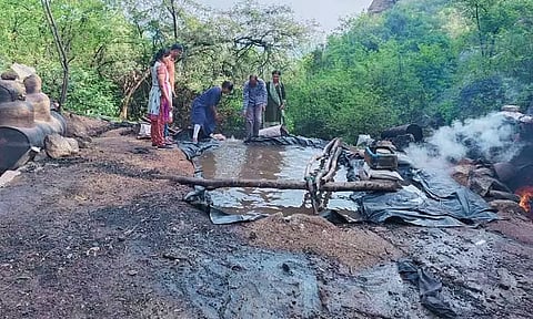 செய்யூர் அருகே கள்ளச்சாராயம் காய்ச்சுவதற்காக வைத்திருந்த மூலப்பொருட்கள் பறிமுதல்