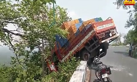 அந்தரத்தில் தொங்கிய லாரி.. மரணத்தின் விளிம்பில் இருந்த டிரைவர் - கொண்டை ஊசி வளைவில் திக் திக் காட்சி