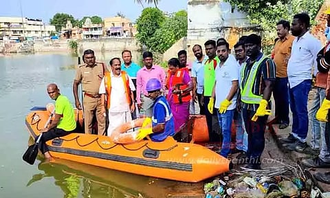 தெப்பக்குளத்தில் குப்பைகளை அகற்றும் பணி