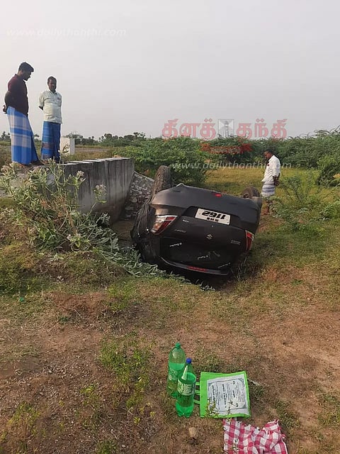 பள்ளத்தில் கவிழ்ந்த கார்