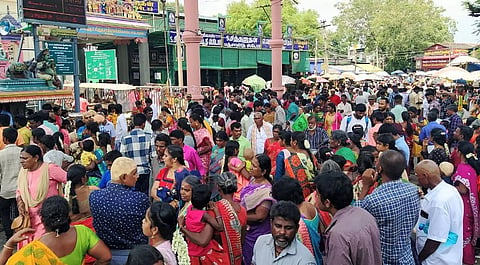 பழனி முருகன் கோவிலில் குவிந்த பக்தர்கள்