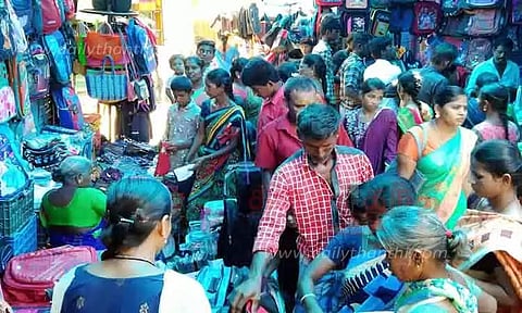 கல்வி உபகரணங்கள் வாங்க குவிந்த கூட்டம்