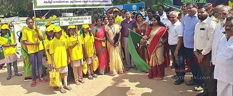 காவேரிப்பட்டணம் அரசு மகளிர் பள்ளியில்உலக சுற்றுச்சூழல் தின விழிப்புணர்வு ஊர்வலம்கலெக்டர் சரயு தொடங்கி வைத்தார்