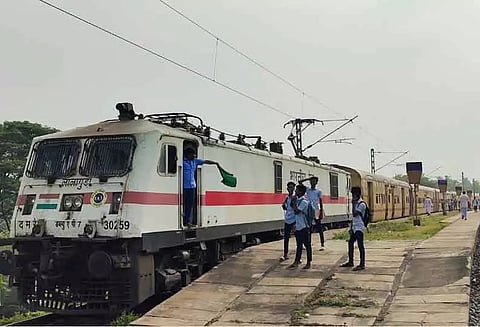 ஒடிசா மாநிலத்தில் நடந்த கோர விபத்து எதிரொலிரெயில் பயணம் பாதுகாப்பானது தானா?பயணிகள் கருத்து