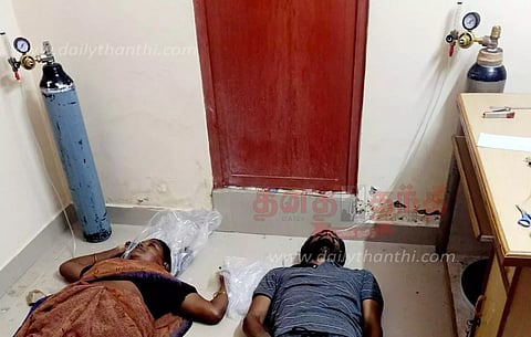 பங்குதாரர்கள் ஏமாற்றியதால், நைட்ரஜன் வாயுவை சுவாசித்து நூற்பாலை அதிபர், தாயுடன் தற்கொலை