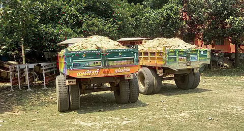 மண் கடத்திய 2 டிராக்டர்கள் பறிமுதல்; டிரைவர்கள் கைது