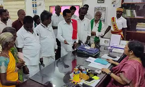 இருளர் இன மக்களை தனது அறைக்கு அழைத்து குறைகளை கேட்ட கலெக்டர்