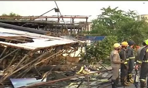 கார் மீது விளம்பர பலகை விழுந்து இருவர் உயிரிழப்பு