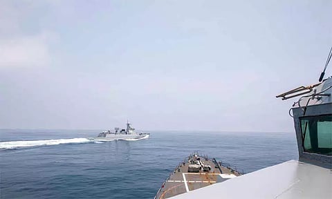 தைவான் ஜலசந்தியில் அமெரிக்க கப்பல் மீது மோதுவது போல சென்ற சீன கப்பல்