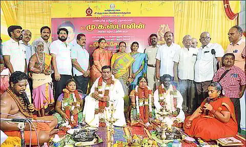 4 கிராம் தங்க தாலி, சீர்வரிசை பொருட்களுடன்: வில்லிவாக்கம் அகத்தீசுவரர் கோவிலில் மாற்றுத்திறனாளி ஜோடிகளுக்கு திருமணம்