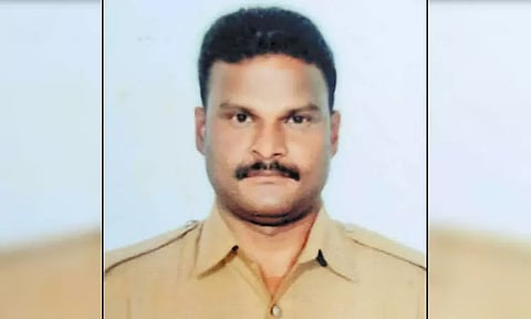 பொன்னேரி அருகே மோட்டார் சைக்கிளில் இருந்து தவறி விழுந்த போலீஸ் ஏட்டு பலி