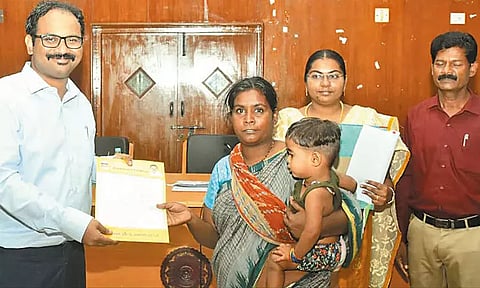 மக்கள் குறைதீர்க்கும் கூட்டத்தில் பயனாளிகளுக்கு இலவச வீட்டுமனை பட்டா - மாவட்ட கலெக்டர் வழங்கினார்