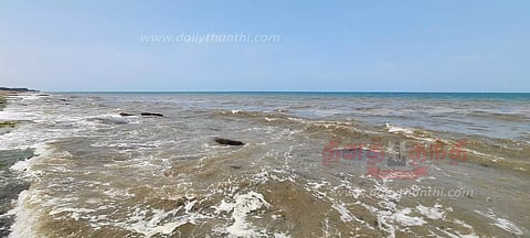 நிறம் மாறி காட்சியளிக்கும் கடல் நீர்