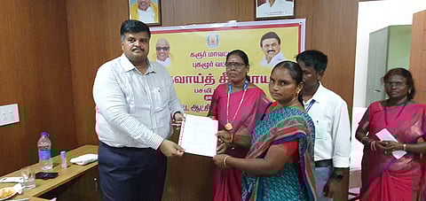 மனுக்கள் மீது நடவடிக்கை எடுக்க அலுவலர்களுக்கு கலெக்டர் உத்தரவு