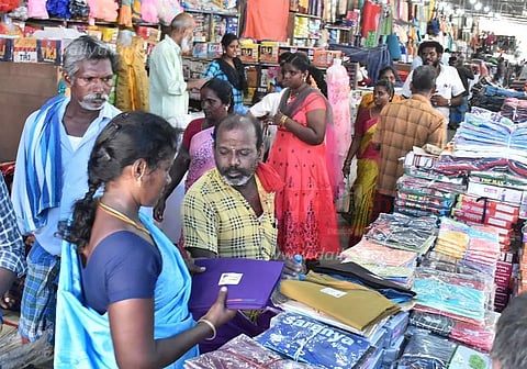 ஈரோடு ஜவுளி மார்க்கெட்டில் குவிந்த வெளிமாநில வியாபாரிகள்