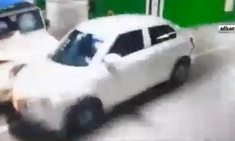 சென்னை விமான நிலையத்தின் அதிநவீன மல்டி லெவல் கார் பார்க்கிங் பகுதியில் இரண்டு கார்கள் மோதி விபத்து...!