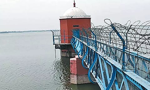 சோழவரம் ஏரியிலிருந்து புழல் ஏரிக்கு வினாடிக்கு 200 கன அடி தண்ணீர் திறப்பு