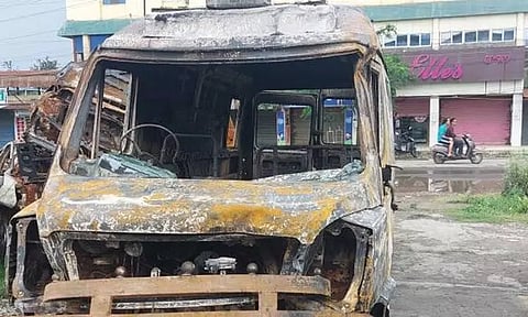 மணிப்பூர் வன்முறை: ஆம்புலன்சுக்கு தீவைப்பு தாய், மகன் உட்பட 3 பேர் பலி