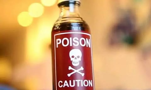 இரட்டை சகோதரிகள் ஒரே வாலிபரை காதலித்ததால் விபரீதம் - 3 பேரும் விஷம் குடித்தனர்