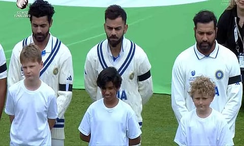 கையில் கருப்பு பட்டை அணிந்து ஆடும் இந்தியா மற்றும் ஆஸ்திரேலிய அணியினர் - காரணம் என்ன...?