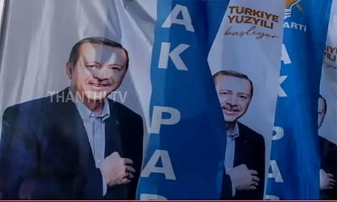 "ஹிட்லர் மீசை" வரைந்த 16 வயது சிறுவனுக்கு சிறை