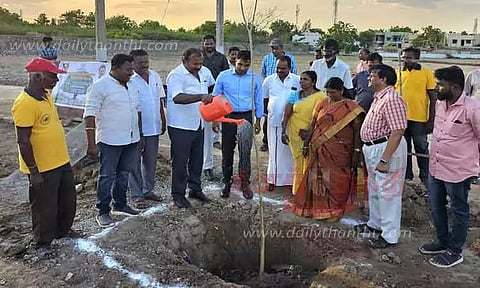 சாலையோரங்களில் 12 ஆயிரம் மரக்கன்றுகள் நடும் பணி; மேயர் தொடங்கி வைத்தார்