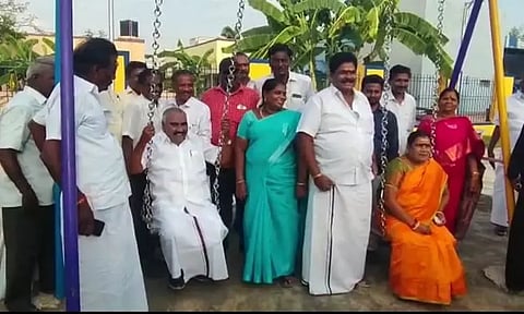 அமைச்சர் செஞ்சி மஸ்தான் ஊஞ்சல் ஆடினார்