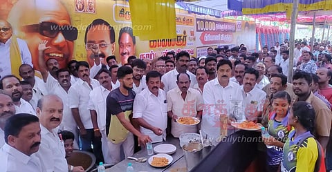 கிருஷ்ணகிரியில் தி.மு.க. சார்பில் கருணாநிதி பிறந்த நாள் விழா கிழக்கு மாவட்ட செயலாளர் மதியழகன் எம்.எல்.ஏ. பங்கேற்பு