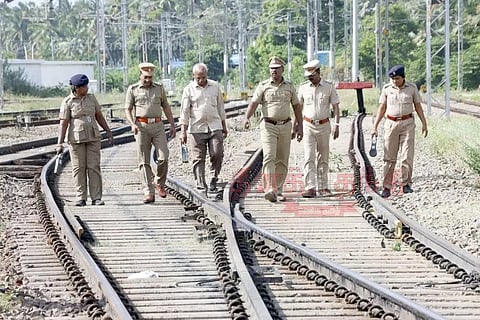 குமரியில் ரெயில் தண்டவாளத்தில் போலீசார் சோதனை