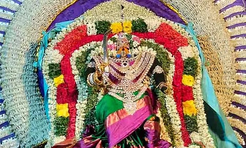 புஷ்ப அலங்காரத்தில் கரூர் மாரியம்மன்