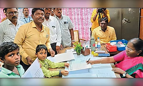 கொரட்டூர் ஏரியில் கழிவுநீர் கலப்பதை தடுக்க கோரி மனு கொடுத்த சிறுவர்கள் - கலெக்டர் முன்னிலையில் நடைபெற்ற நிகழ்ச்சியில் பரபரப்பு