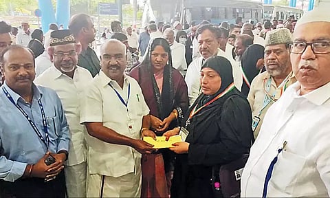 3 ஆண்டுகளுக்கு பின் சென்னையில் இருந்து 254 பயணிகளுடன் முதல் ஹஜ் விமானம் - அமைச்சர் செஞ்சி மஸ்தான் வழியனுப்பி வைத்தார்